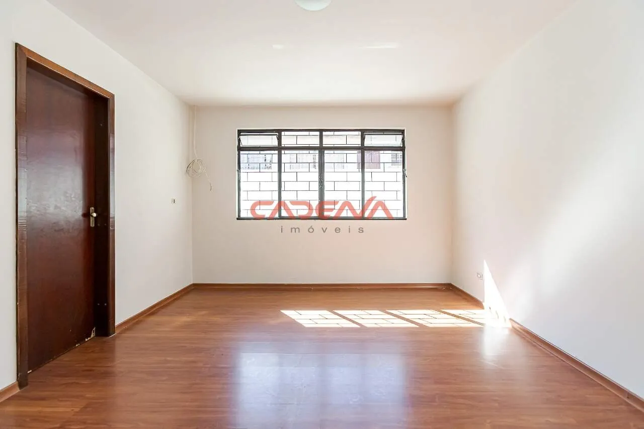 House with 3 bedrooms and built-in kitchen cabinets — photo 6