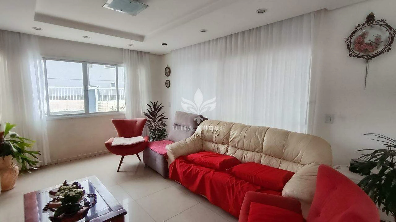 Glass-enclosed balcony in a 4-bedroom house, 400 m² — photo 13