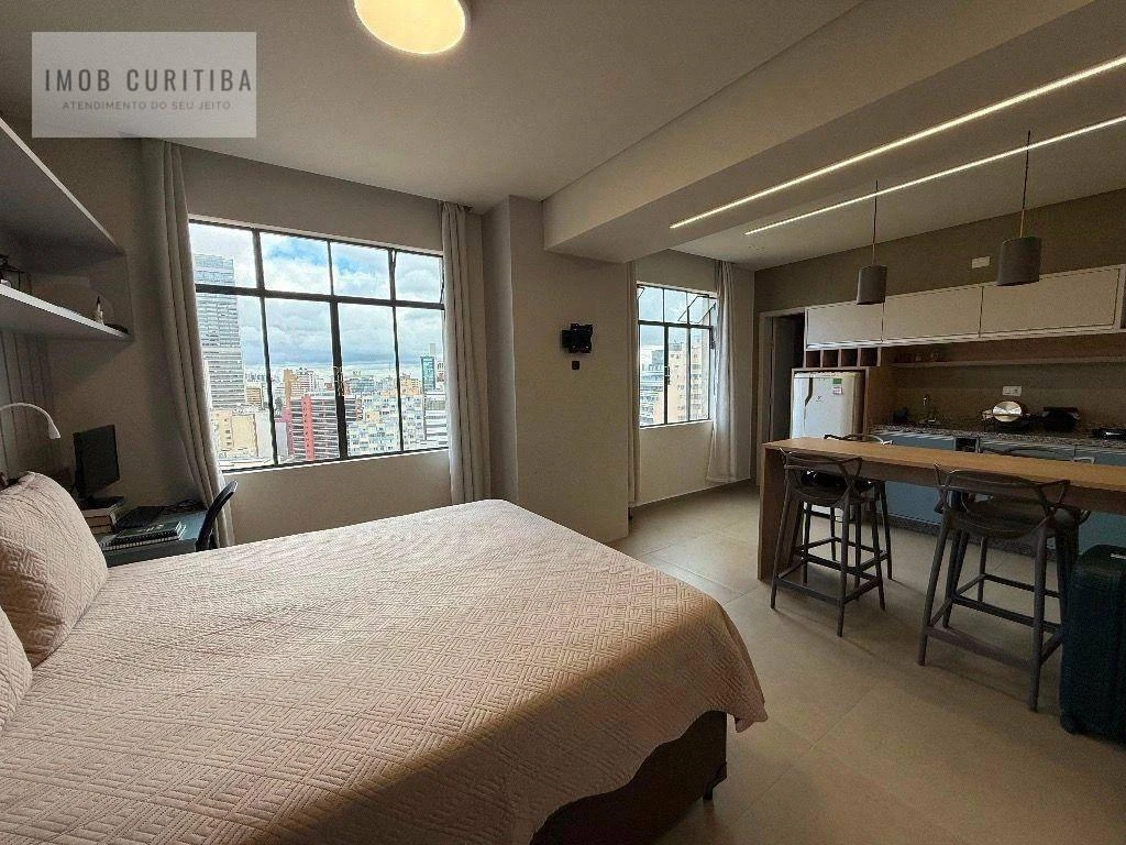 35 m² studio with a home office and floor-to-ceiling windows