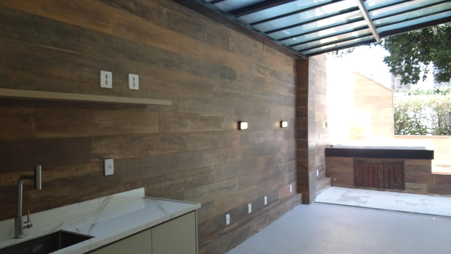 Casa de 384 m² com janelas do piso ao teto e varanda gourmet — photo 20