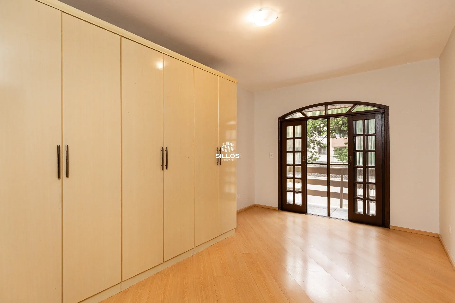 Casa de 3 quartos com piso de madeira ou laminado — photo 4