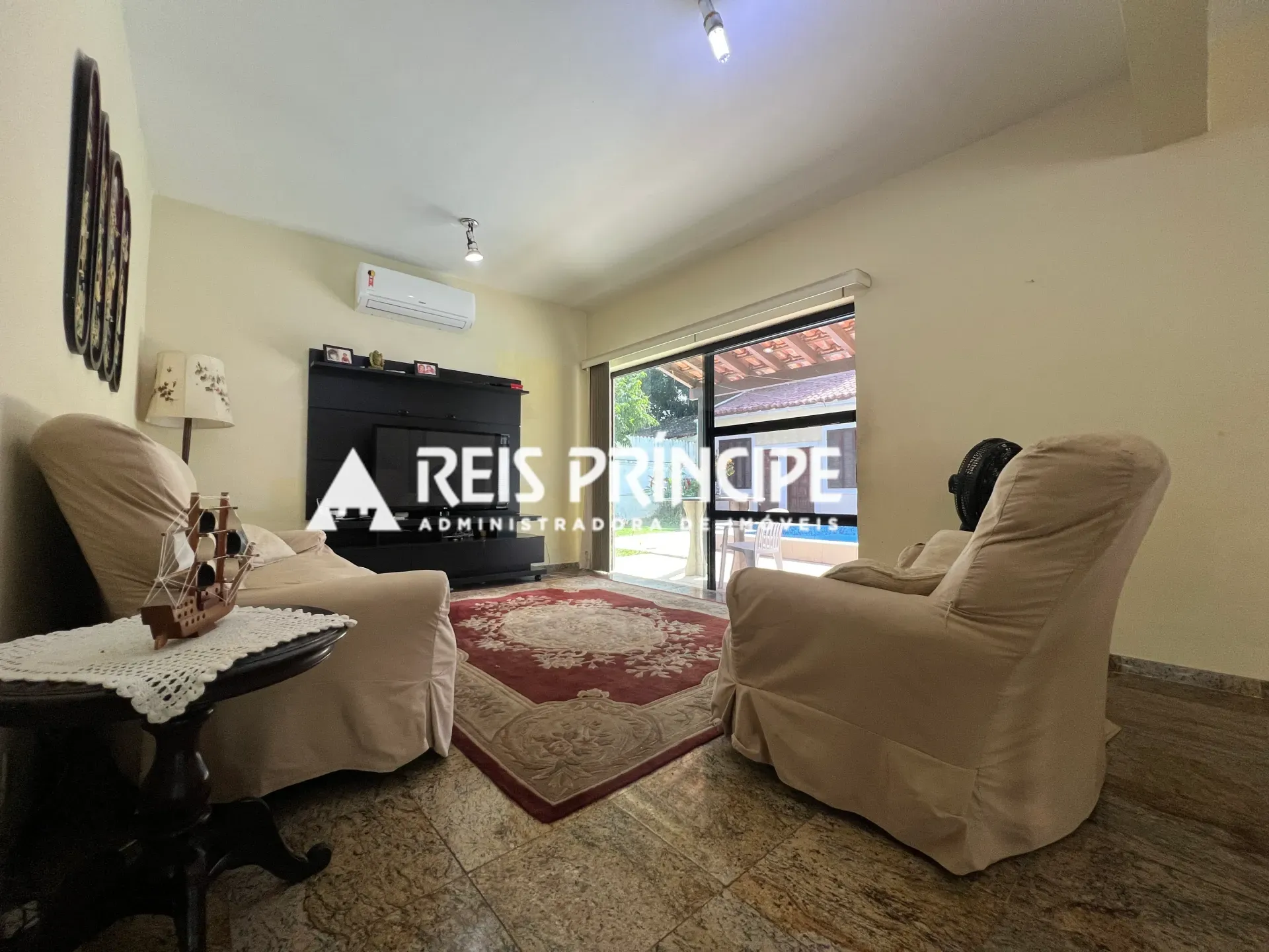 Casa mobiliada de 9 quartos com 5 vagas e piscina