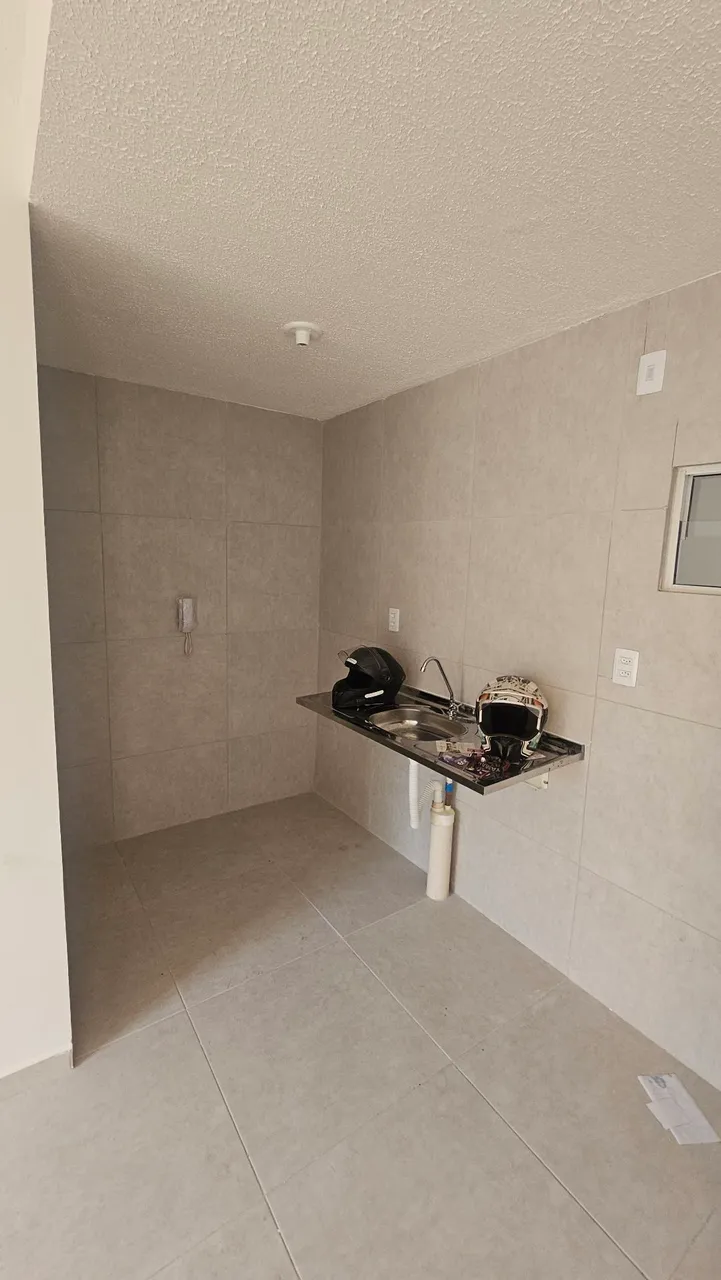 Apartamento sem mobília com 2 quartos e varanda