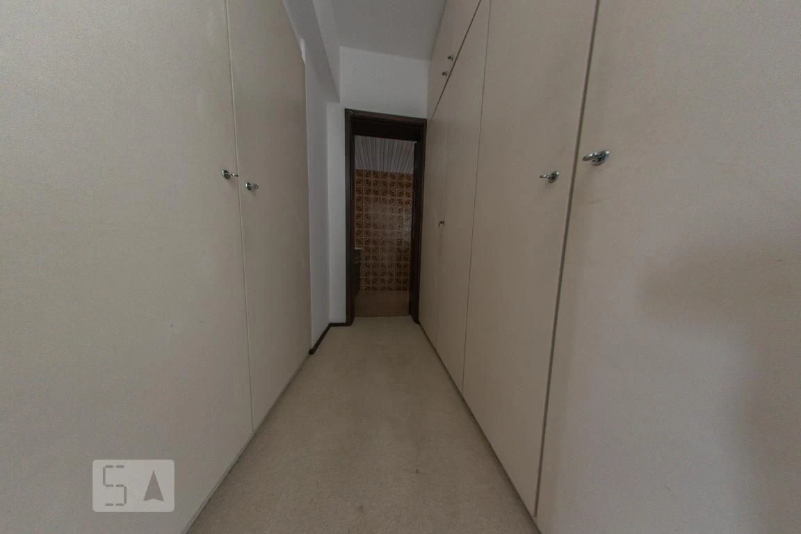 4-bedroom apartment with a walk-in closet — photo 35
