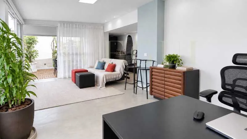 Balcony with a grill in a 3-bedroom apartment, 310 m² — photo 2