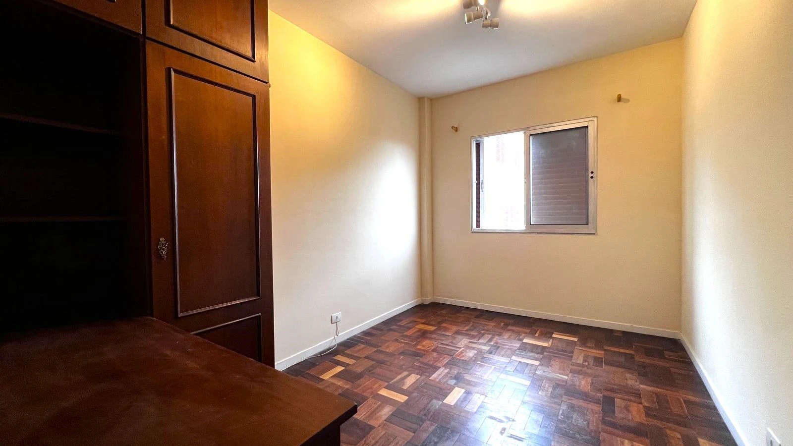 3-bedroom apartment with wood or laminate floors in Curitiba — photo 9