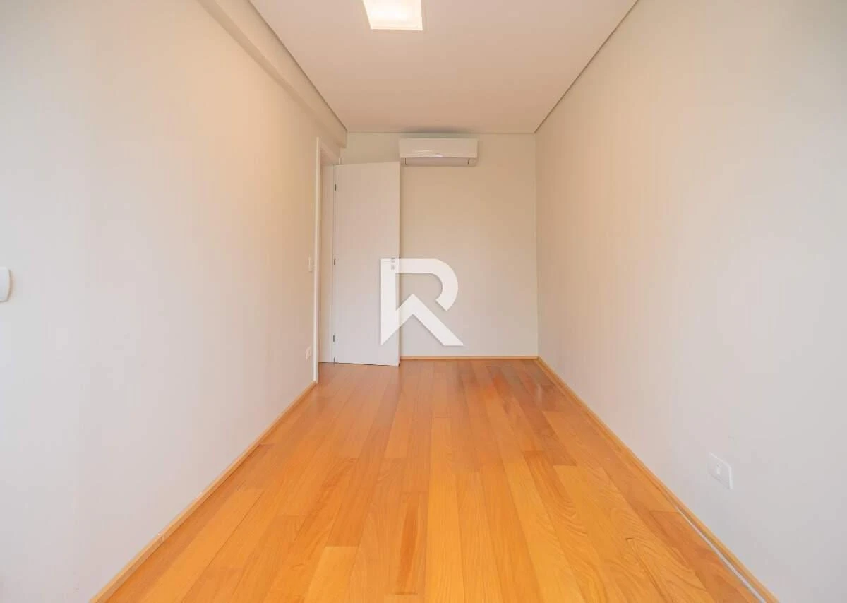 3-bedroom apartment with a walk-in closet in Curitiba — photo 34