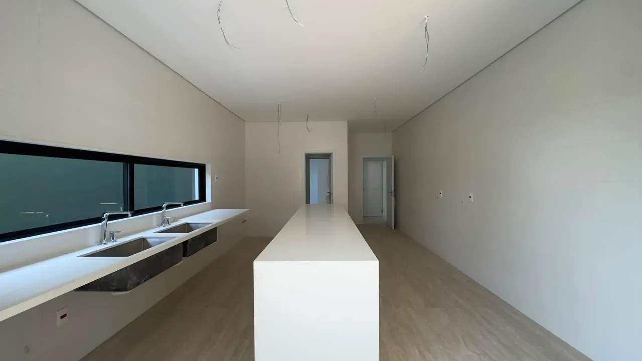House with 5 bedrooms and floor-to-ceiling windows — photo 40