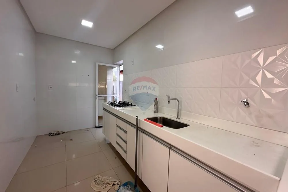 Unfurnished single-story house with 3 bedrooms and 2 suites — photo 5
