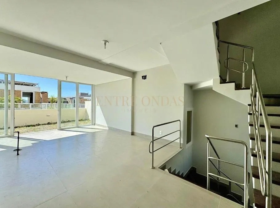 Water view in a 4-bedroom house, 263 m² — photo 35