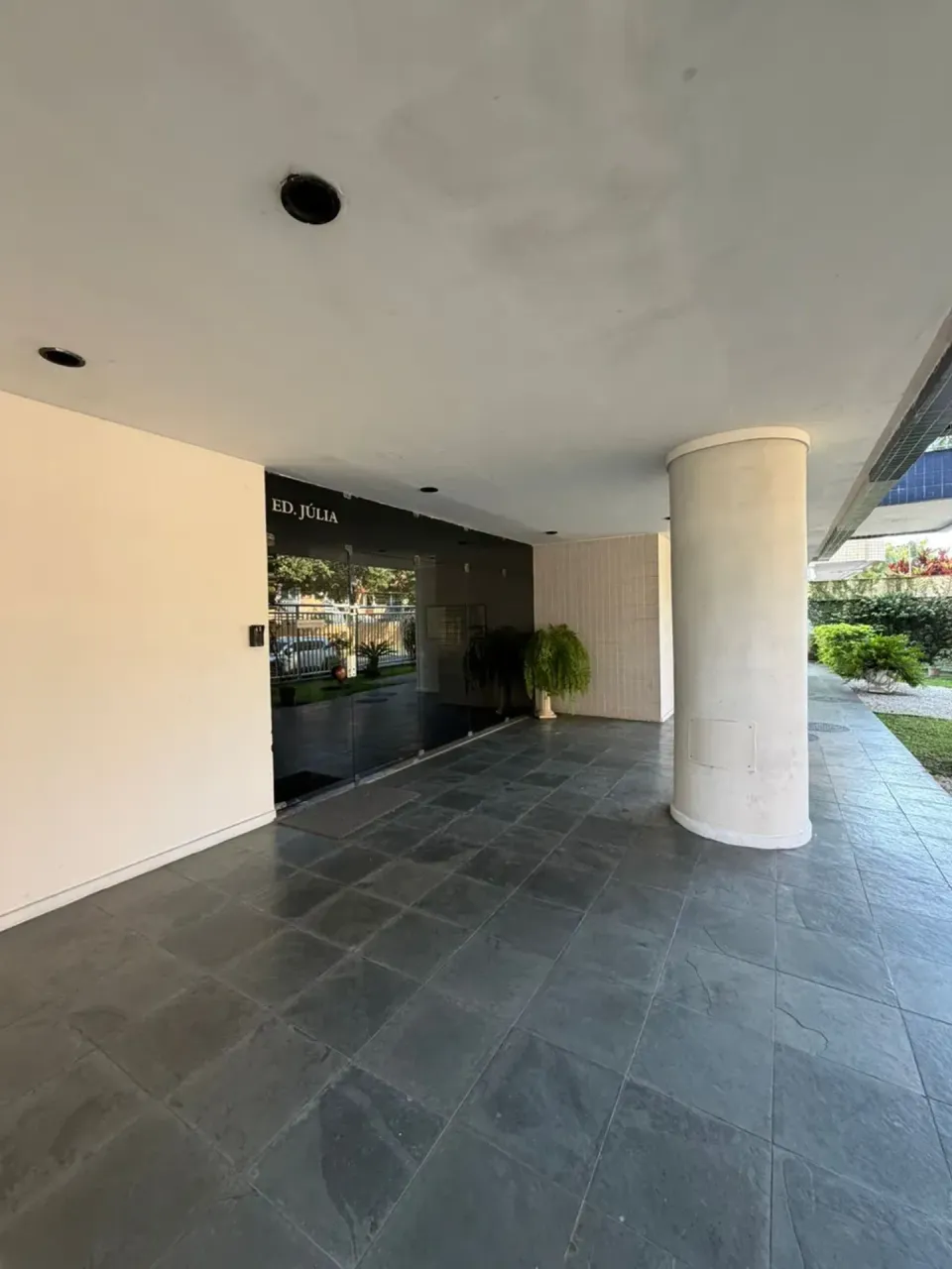 3-bedroom apartment with 2 bathrooms and glass shower — photo 8