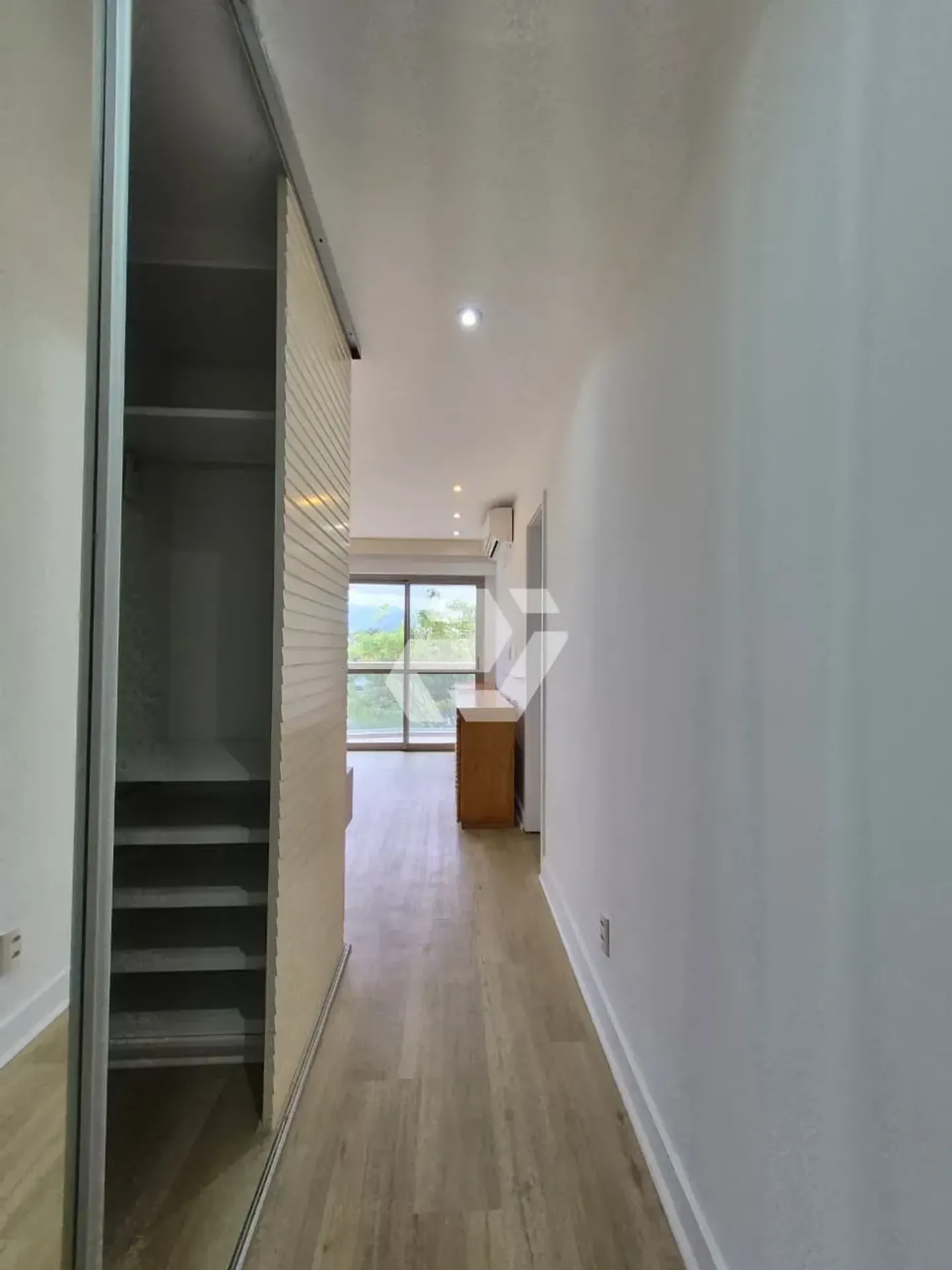 4-bedroom apartment with an enclosed glass balcony — photo 33