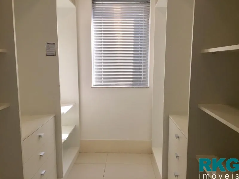 Apartment with an open-plan kitchen and 4 bedrooms — photo 9