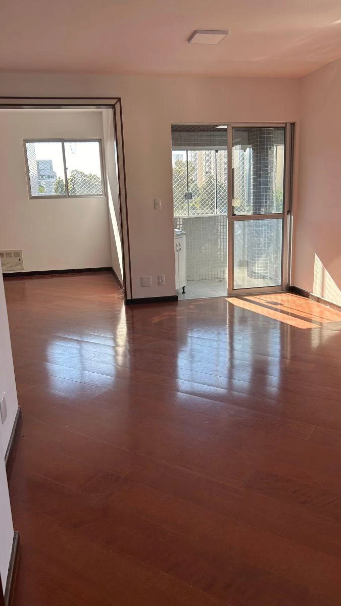 3-bedroom apartment with wood or laminate floors — photo 4