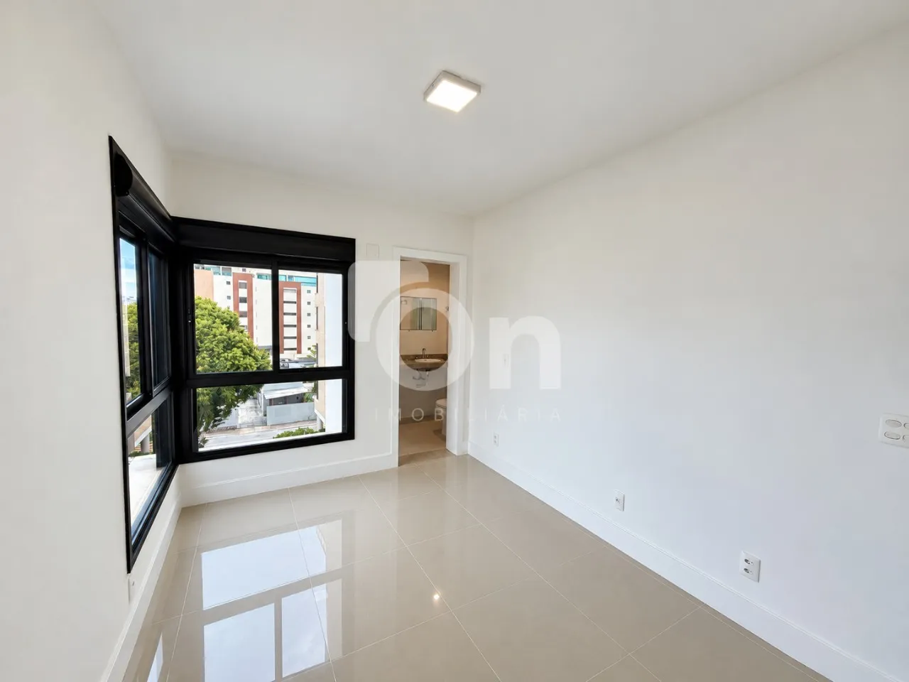 3-bedroom apartment in a building with a gym — photo 17