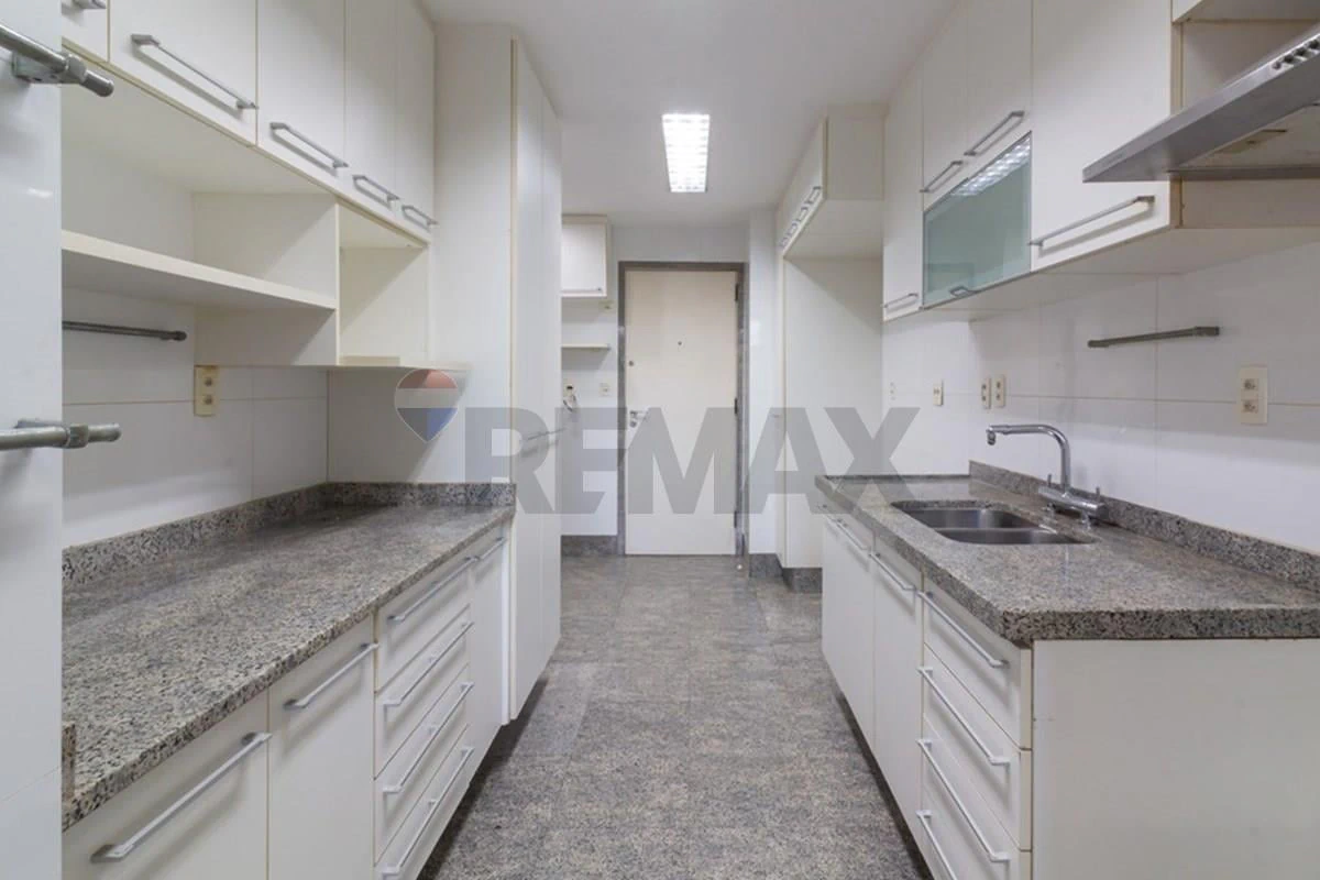 217 m² apartment with 4 bedrooms and balcony BBQ — photo 30