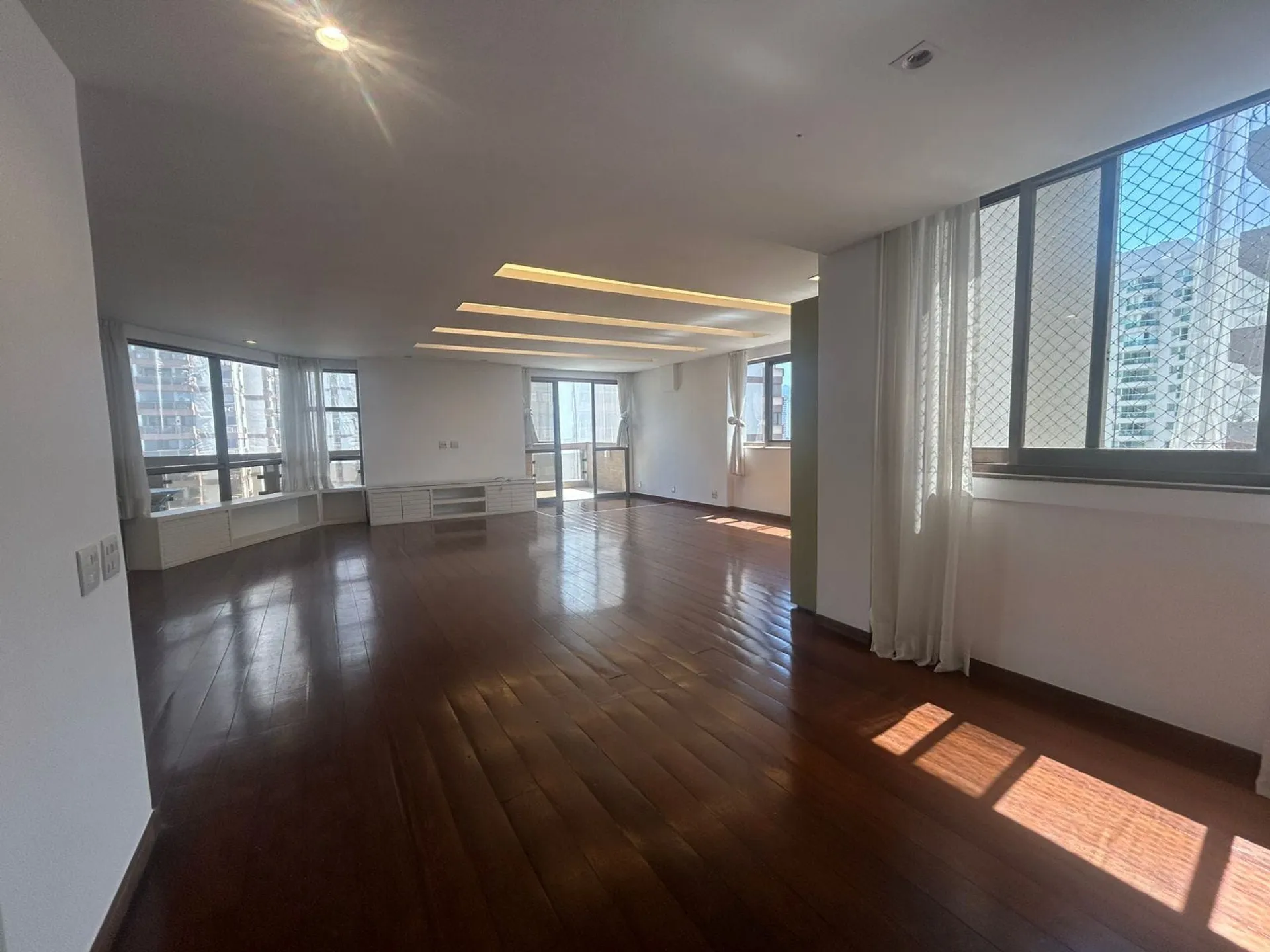 Apartment with 4 bedrooms and an enclosed balcony — photo 3