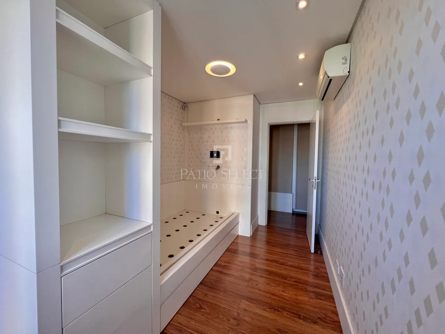 Гардеробная и 3 спальни: квартира 180 м² — photo 45