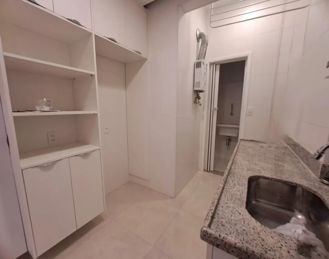Wood or laminate floors in a one-bedroom apartment, 45 m² — photo 37