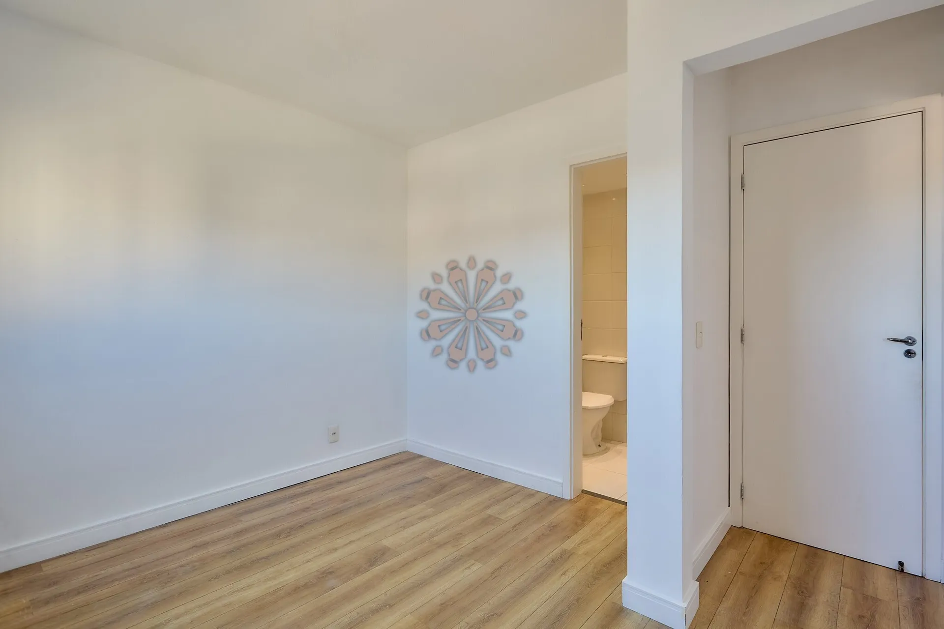 Furnished apartment, 68 m², with a glass-enclosed balcony — photo 8