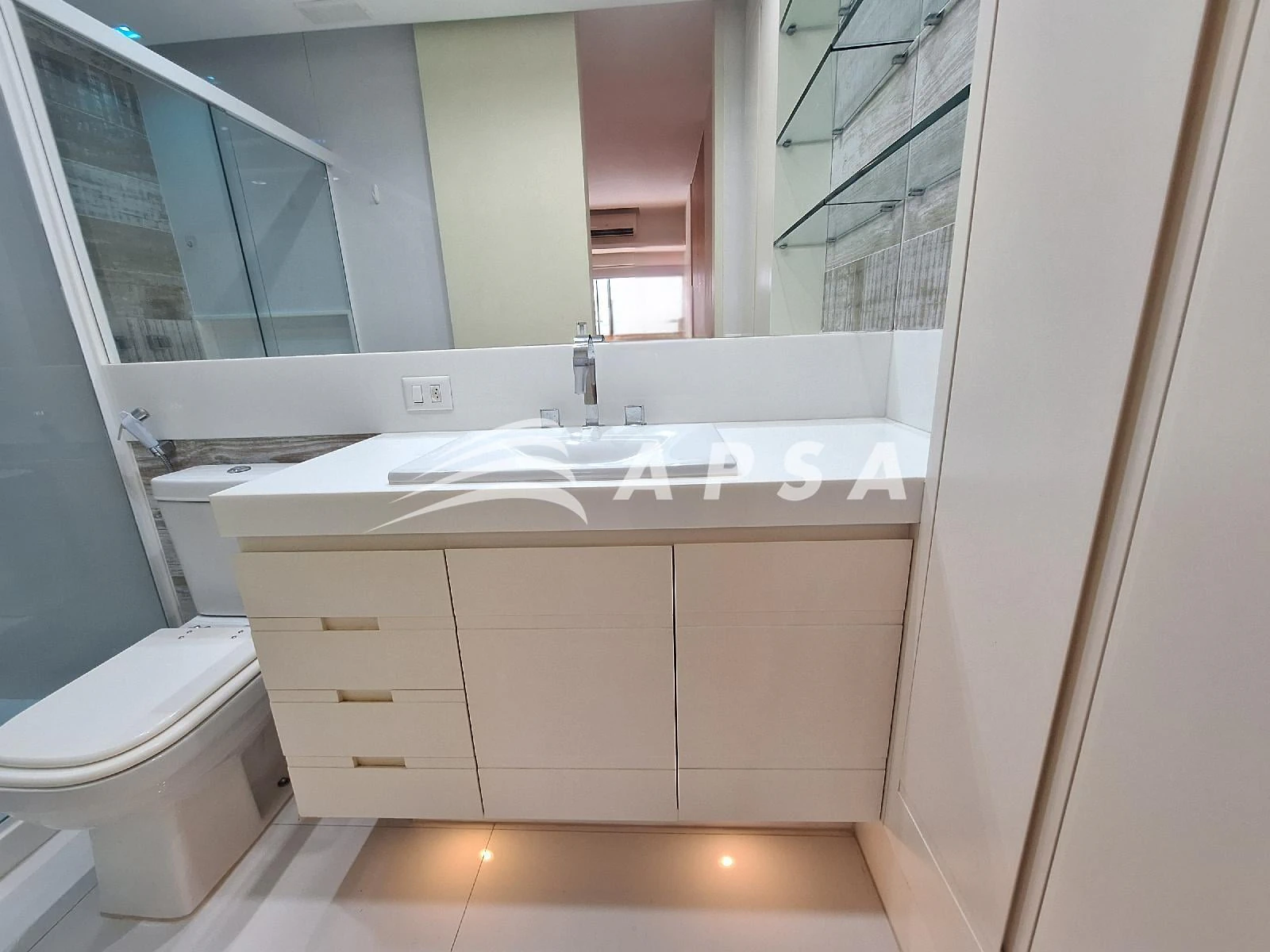 Balcony with a grill in a 2-bedroom apartment, 98 m² — photo 10