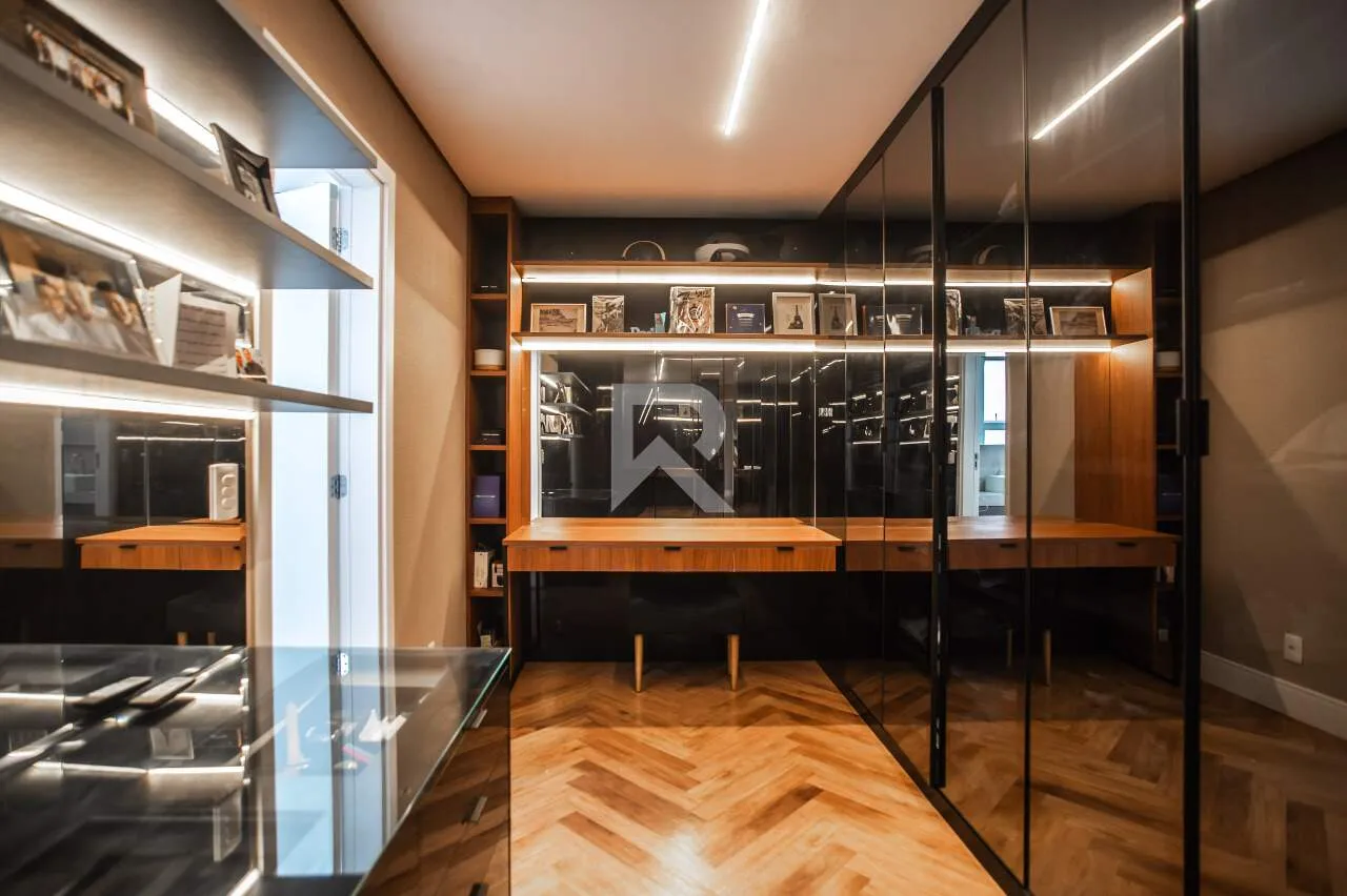 Furnished apartment with 4 en-suite bedrooms and 255 m² — photo 31