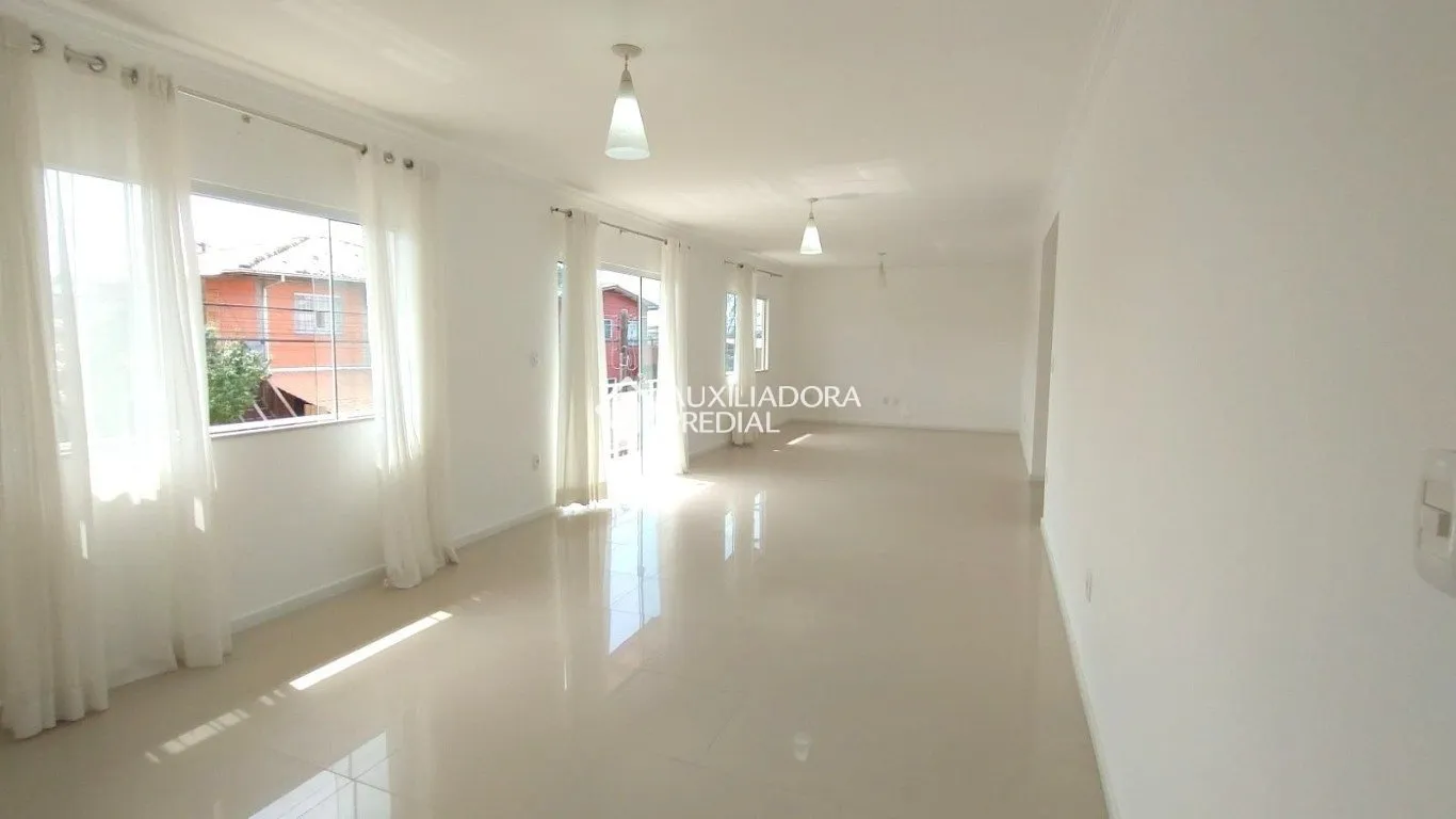 200 m² house with a bathtub and a glass-enclosed balcony — photo 33
