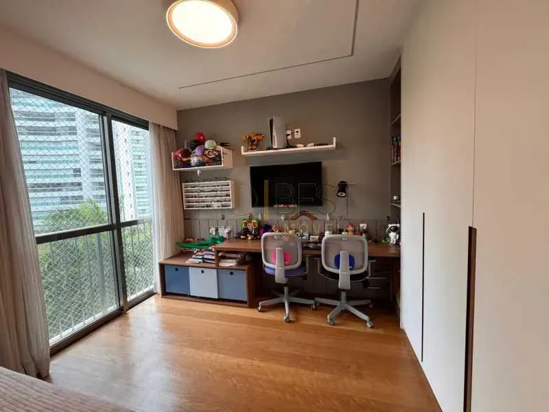 Furnished 4-bedroom apartment with park-view windows — photo 27