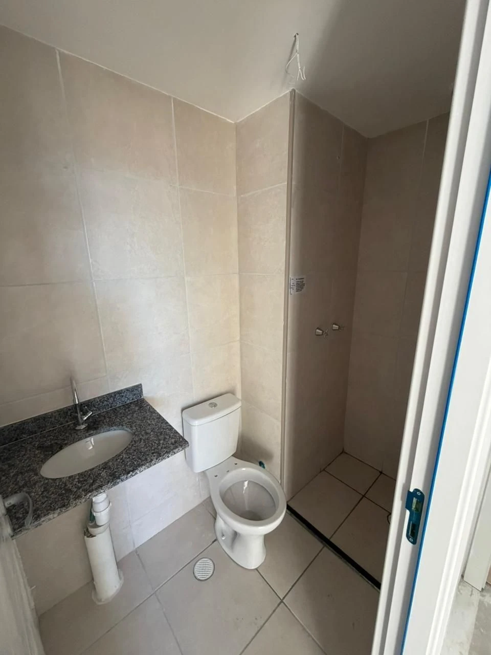 Невеликий безмеблевий апартамент з 3 кімнатами та басейном — photo 10