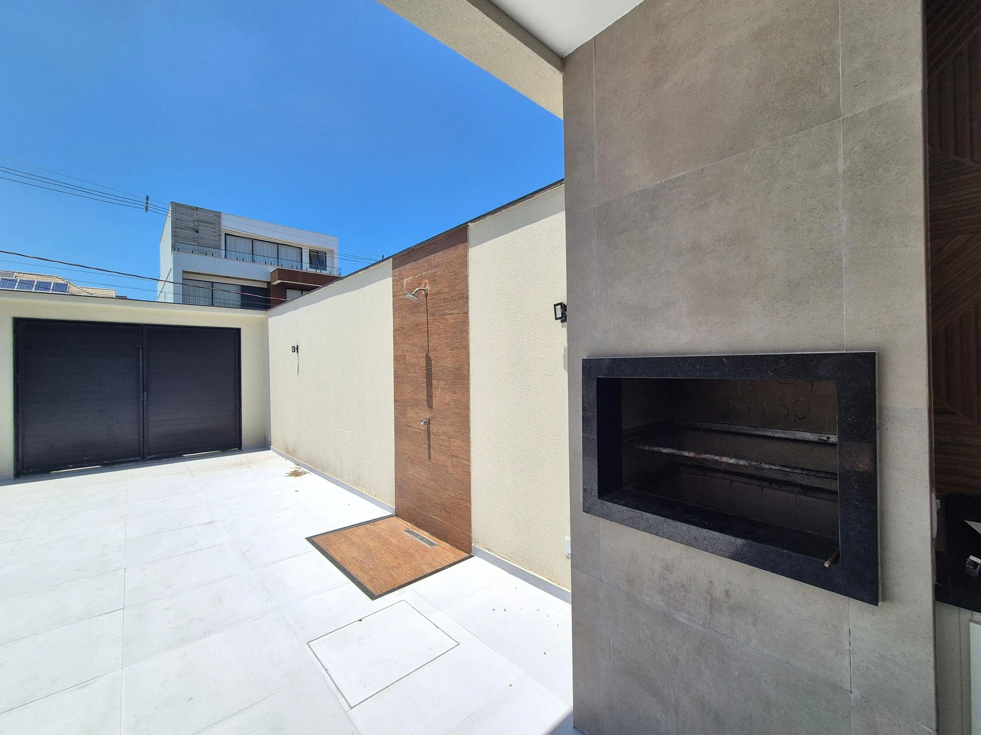 4-bedroom house with a glass-enclosed balcony — photo 68