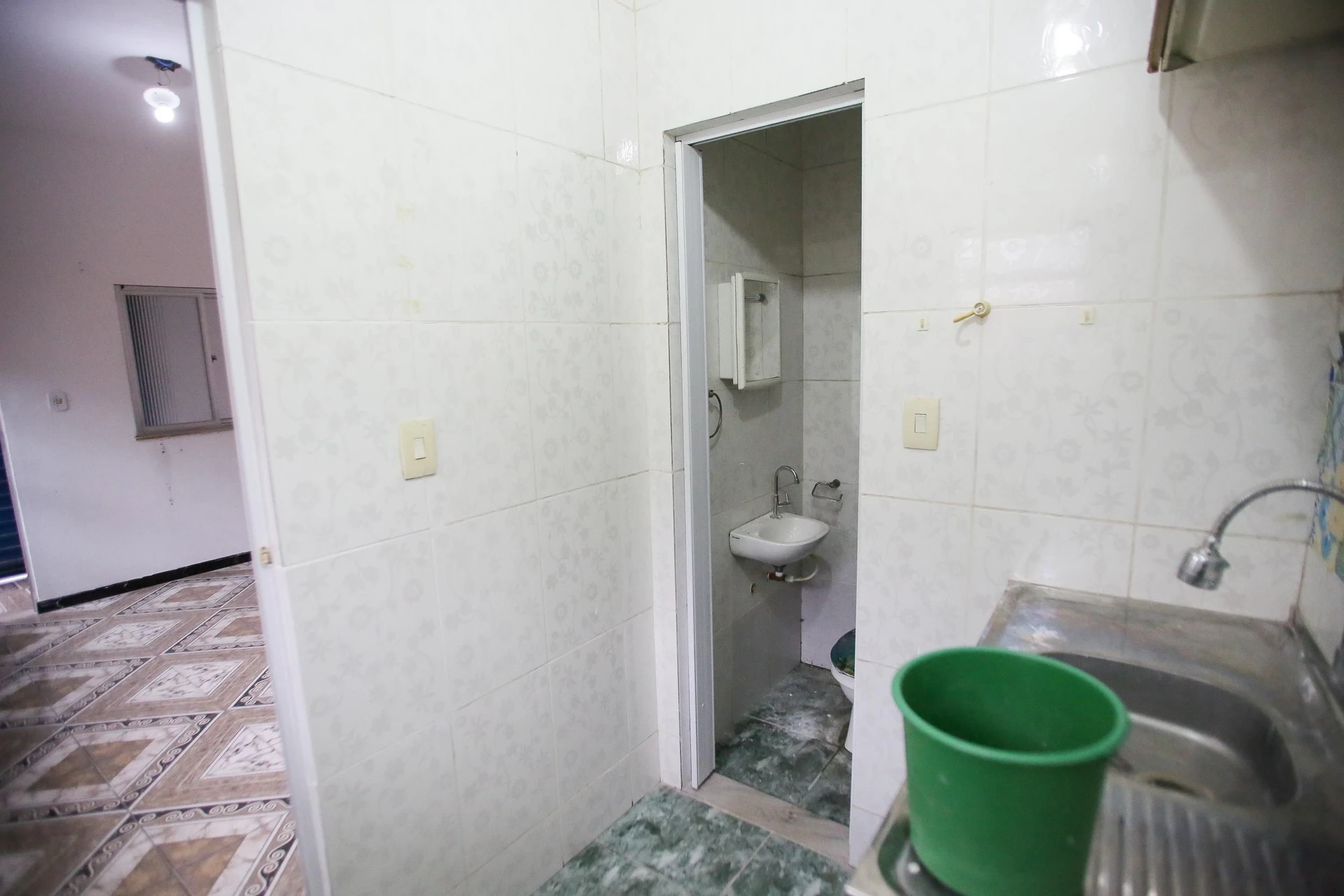 Unfurnished studio with 1 bedroom and 1 bathroom — photo 13