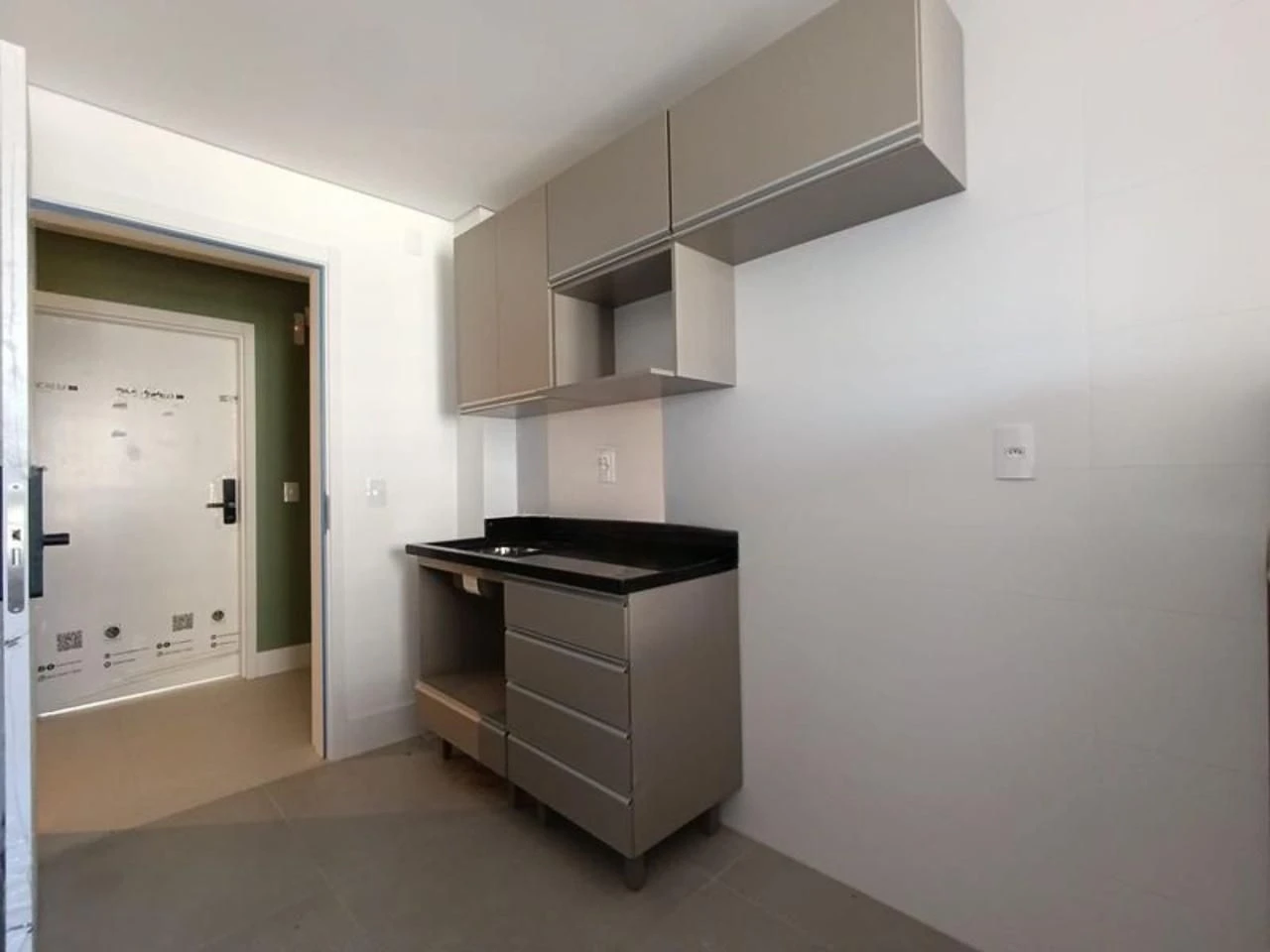Apartamento com 1 dormitório e cozinha compacta com forno — photo 3
