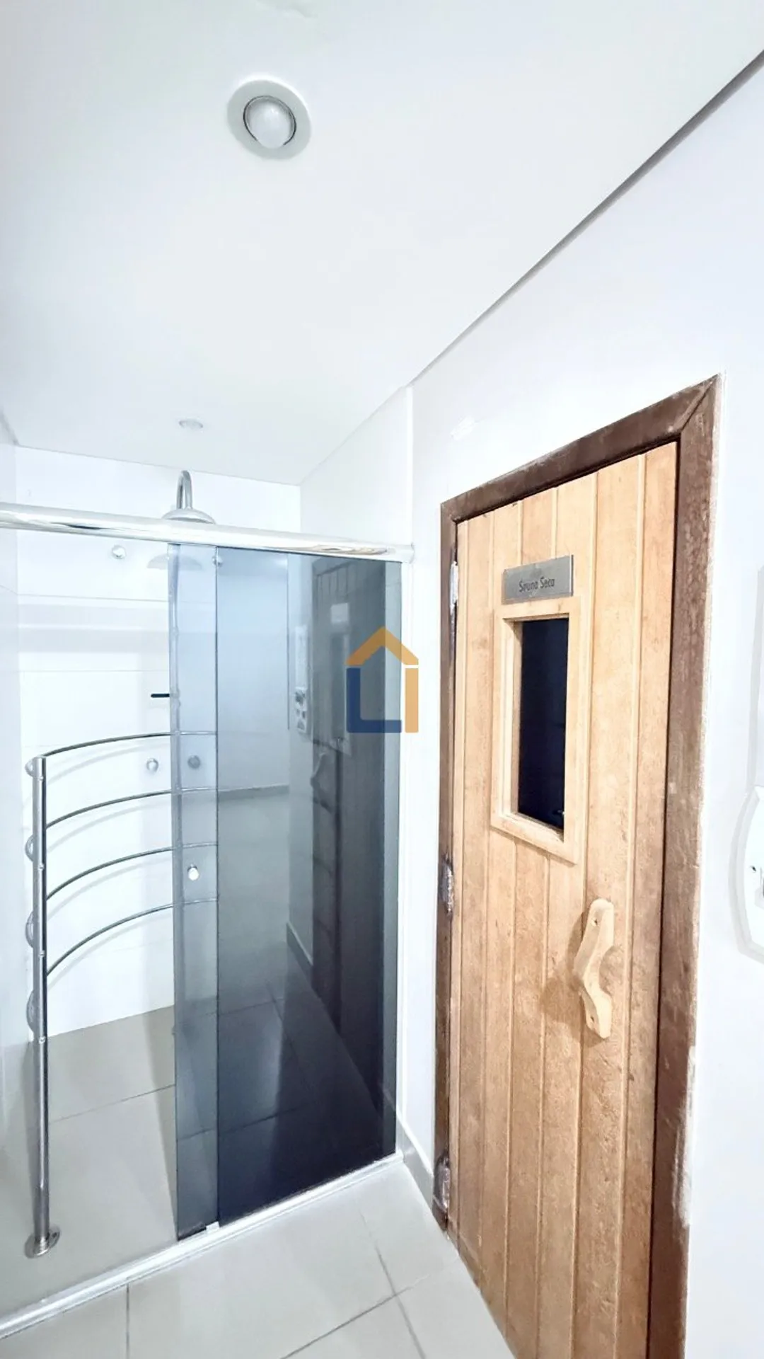 One-bedroom apartment with a dryer — photo 32