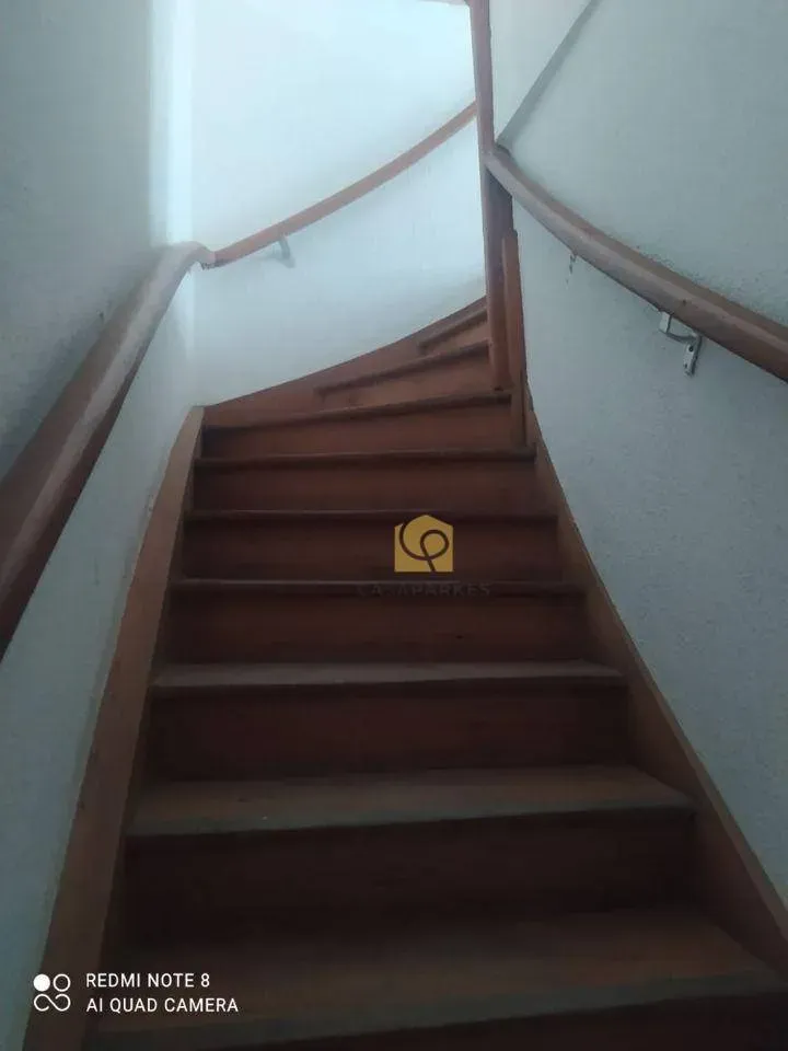 Casa com 2 dormitórios e piso de madeira na sala — photo 8