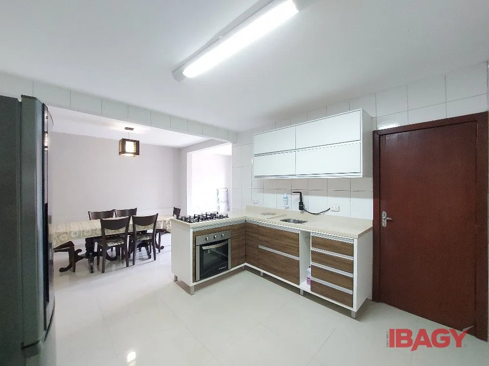 3-bedroom house with a washing machine in Florianópolis — photo 9