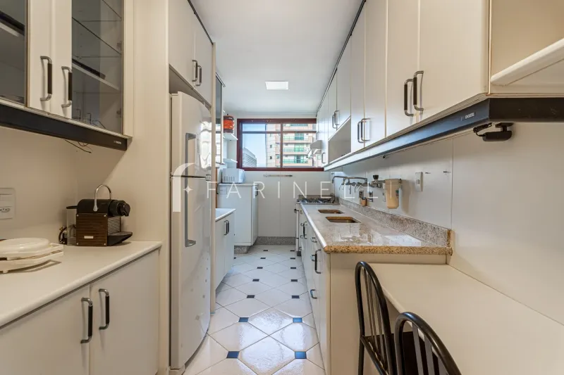 Furnished apartment with 3 bedrooms and 4 bathrooms — photo 8