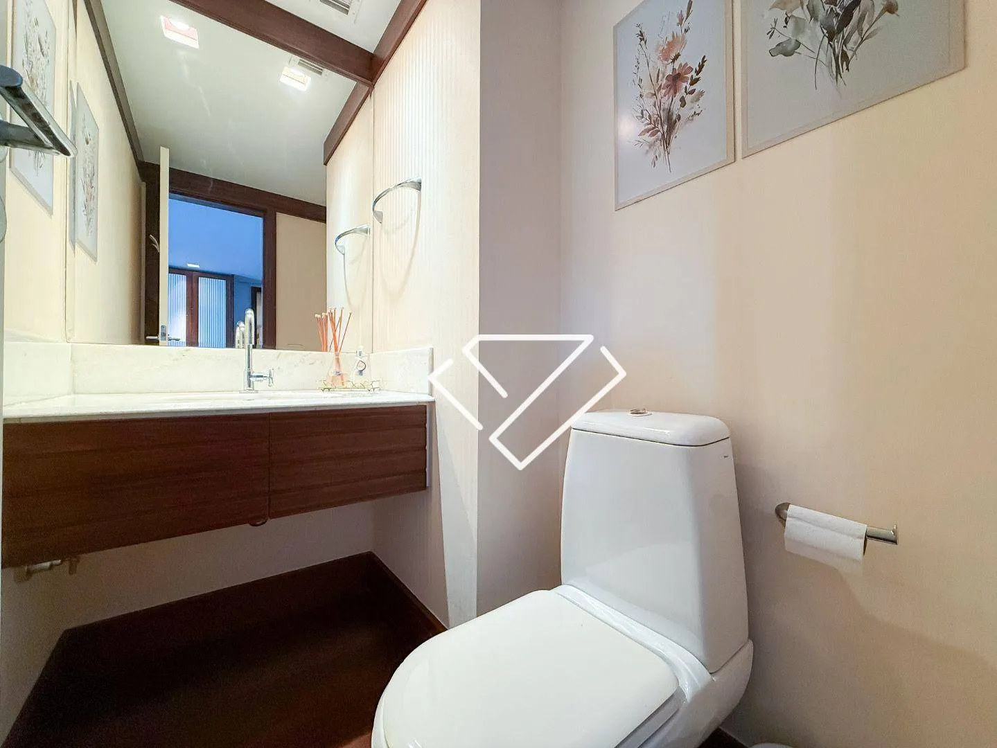 Furnished apartment with 4 en-suites and 258 m² — photo 50