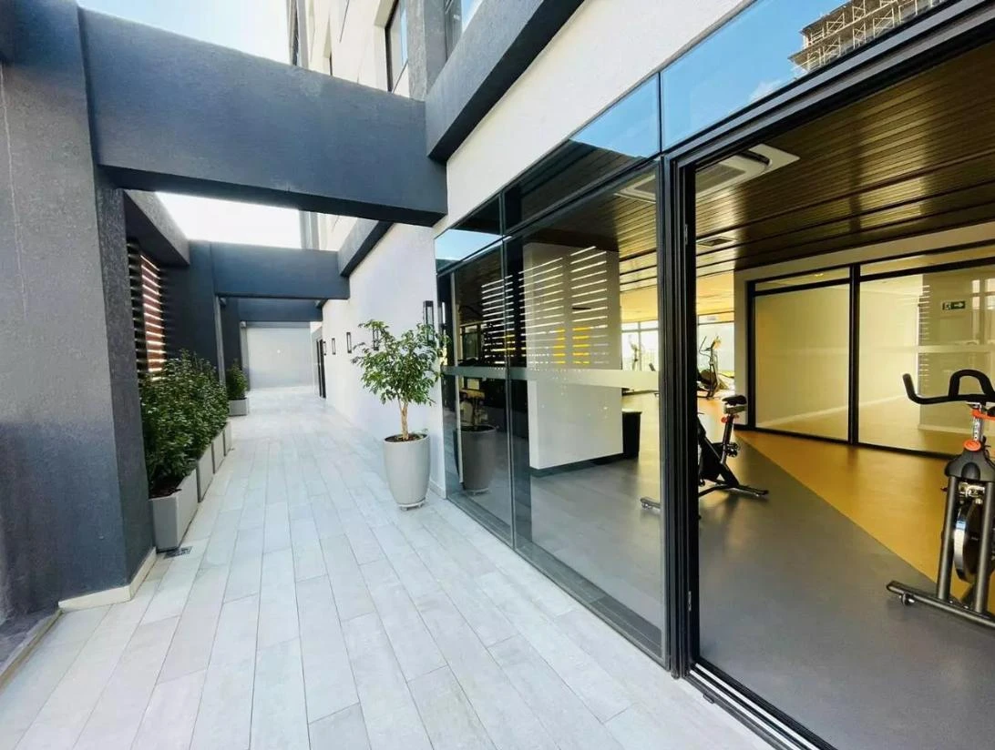 Floor-to-ceiling windows in a one-bedroom apartment, 45 m² — photo 28