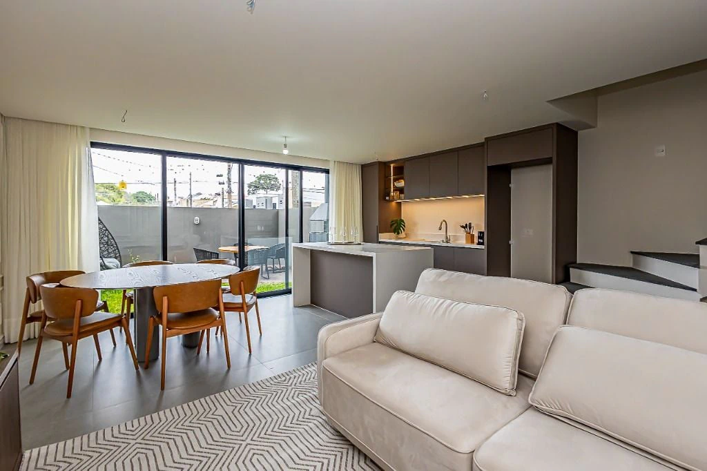Floor-to-ceiling windows in a 3-bedroom house, 137 m² — photo 2