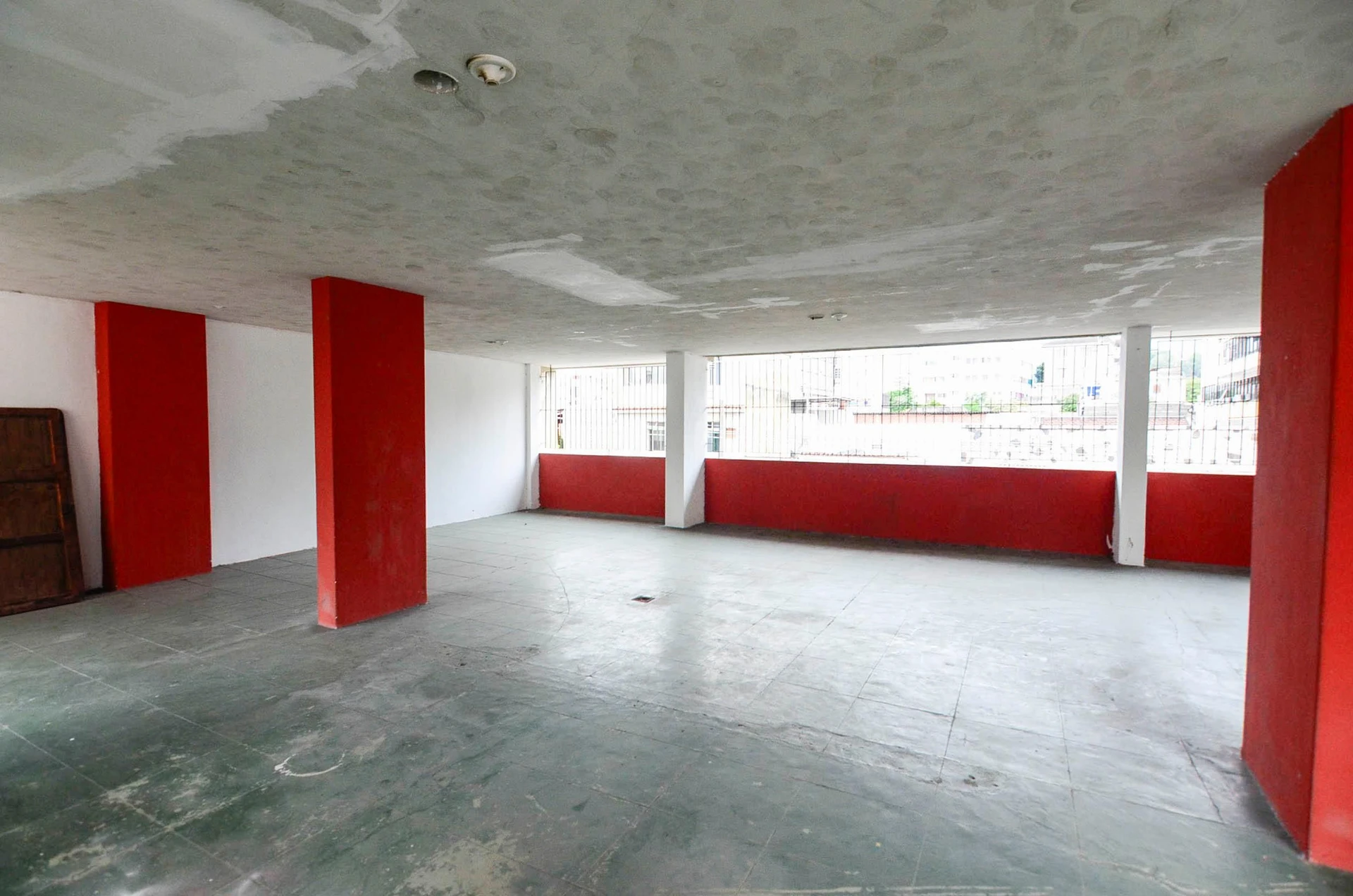 Unfurnished apartment with 2 bedrooms and a balcony — photo 17