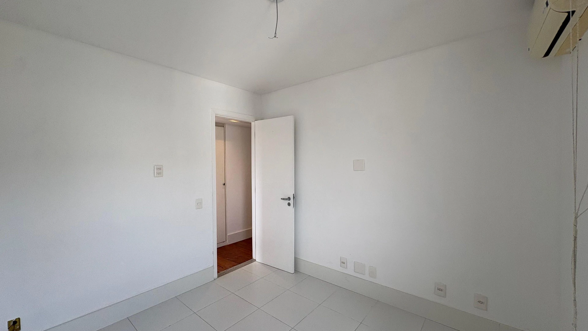 3-bedroom apartment with a glass-enclosed balcony — photo 31