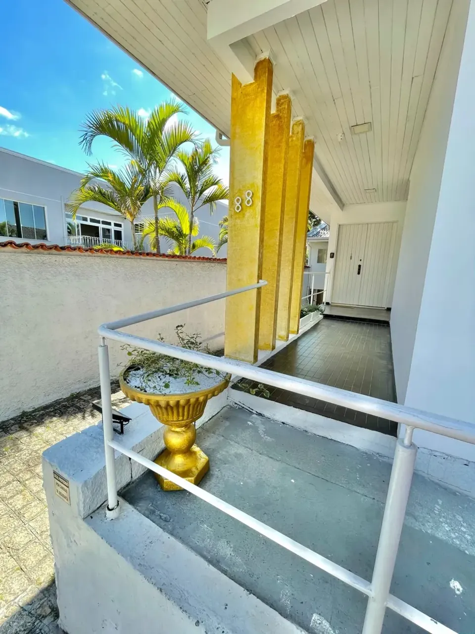 Glass-enclosed balcony in a 5-bedroom house, 357 m² — photo 15