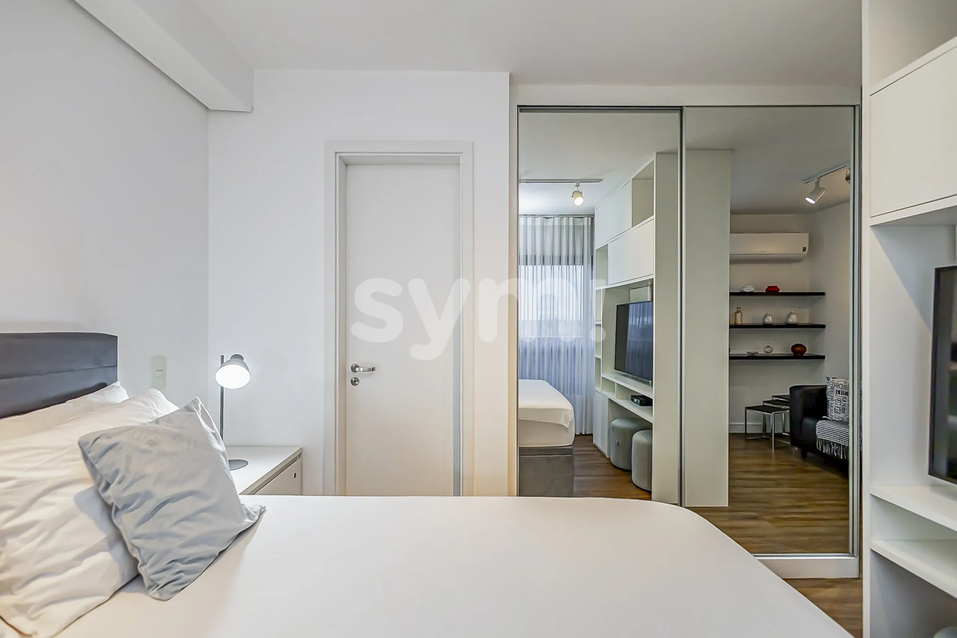 Furnished 1-bedroom apartment with a glass-enclosed balcony — photo 7