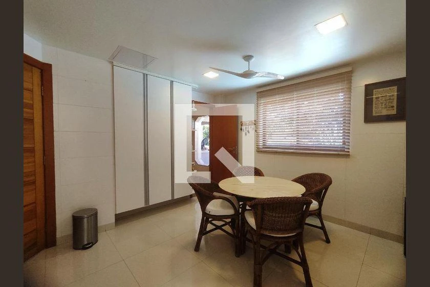 Rental apartment with 4 bedrooms, 360 m² and a balcony — photo 2
