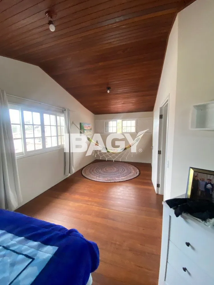 4-bedroom house with a walk-in closet — photo 17