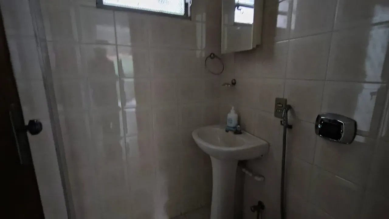 Unfurnished house with 7 bedrooms and 1 suite — photo 10