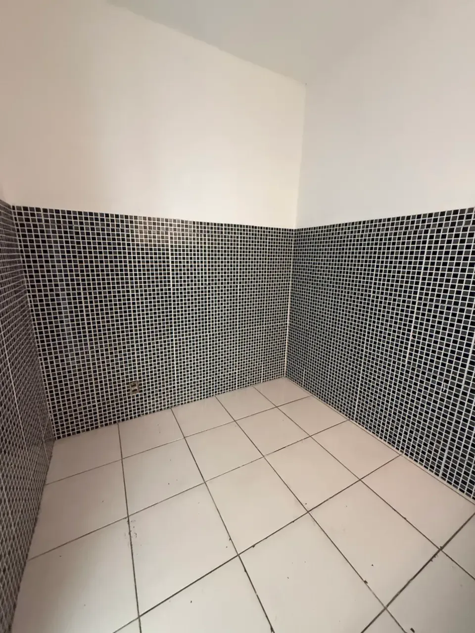 Apartamento com 2 quartos e piso de cerâmica — photo 2