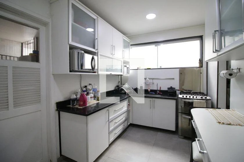 4-bedroom house with a home office — photo 2