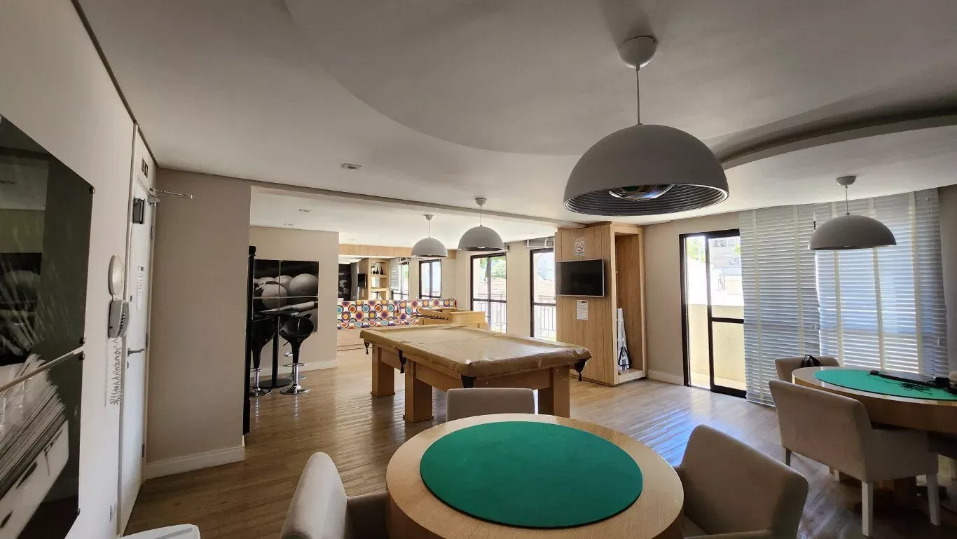 Wood or laminate floors in a one-bedroom apartment, 33 m² — photo 18