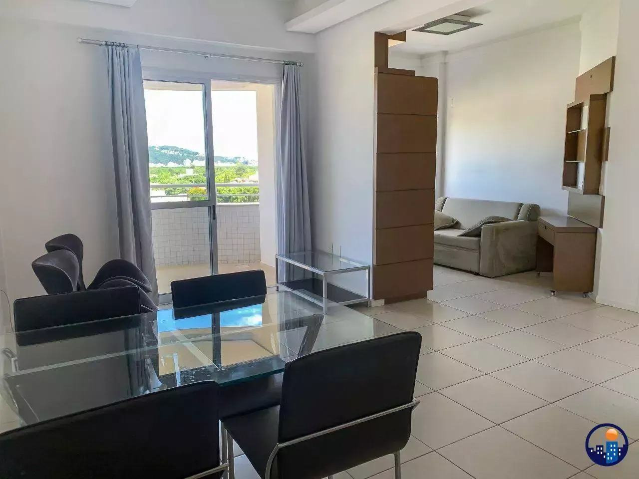 Furnished 93 m² apartment with balcony and open-plan kitchen